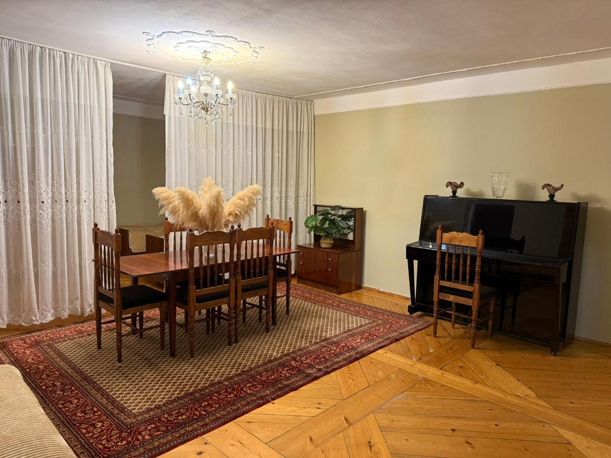Guest House T&N Kutaisi Eksteriør bilde